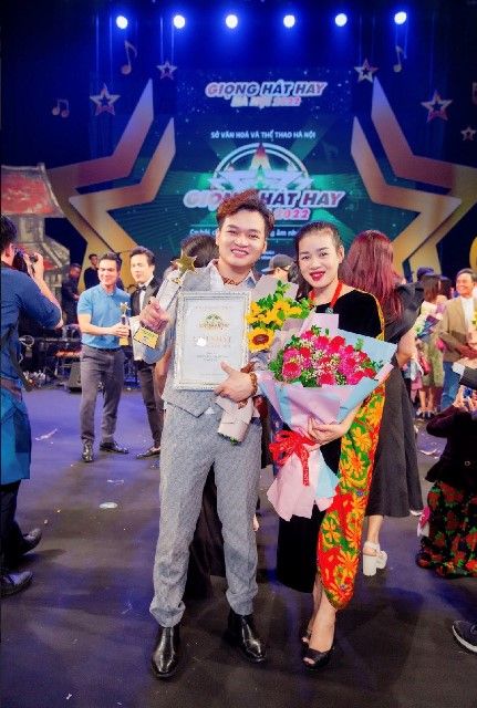 Hai cô trò Lê Minh Tuyến và Lê Hồng Phong.
