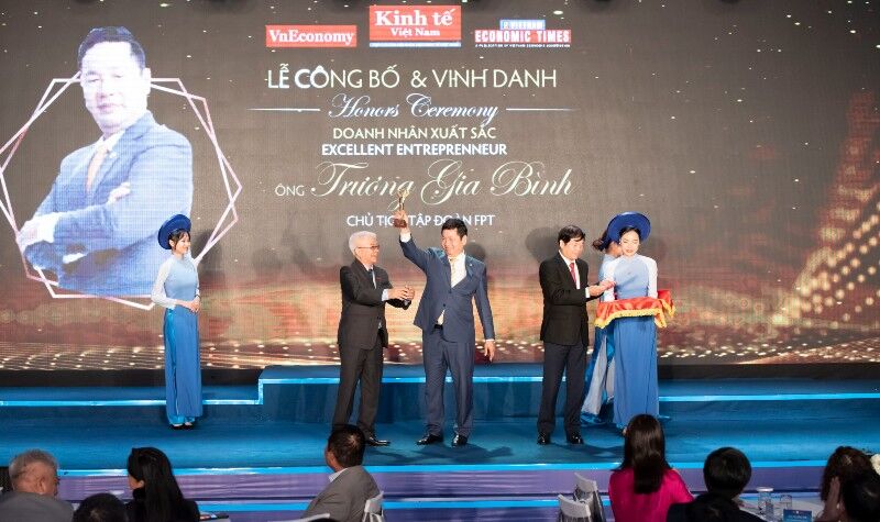 Ông Trương Gia Bình được vinh danh là Doanh nhân xuất sắc.