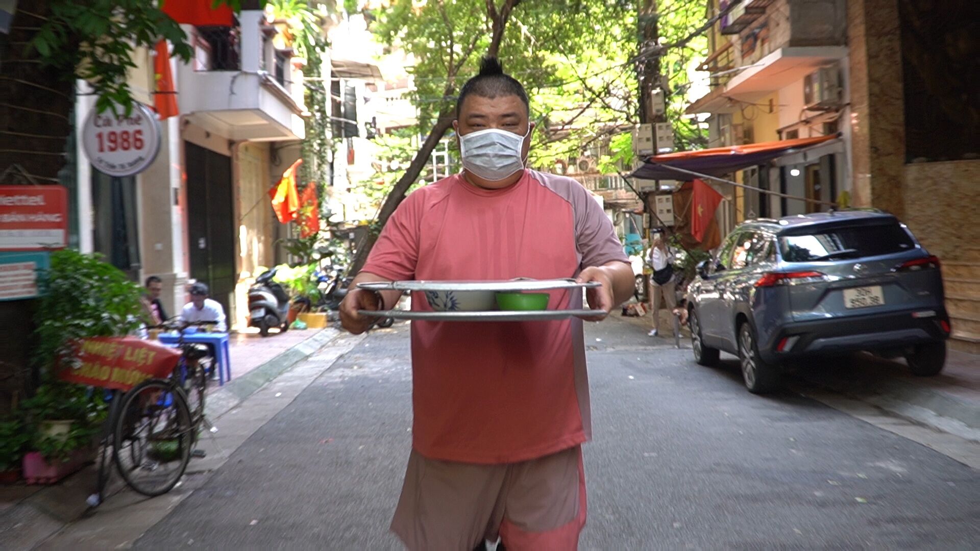 Quán phở lạ giao hàng bằng xe điện, ông chủ giao hàng lướt như bay giữa phố - ảnh 1