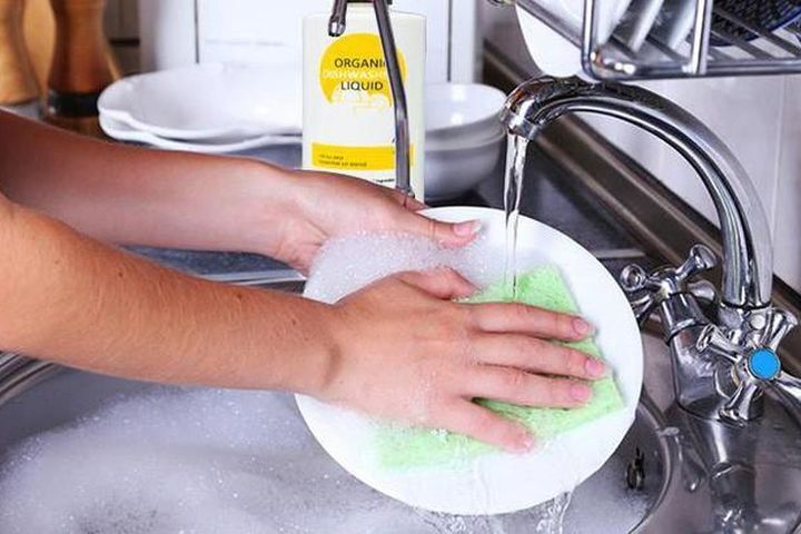 rửa bát không đúng cách