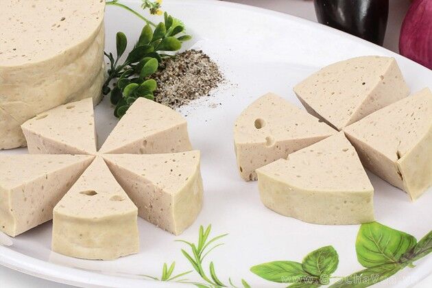 Các bà nội trợ có thể dùng cảm quan để nhận biết giò, chả sạch