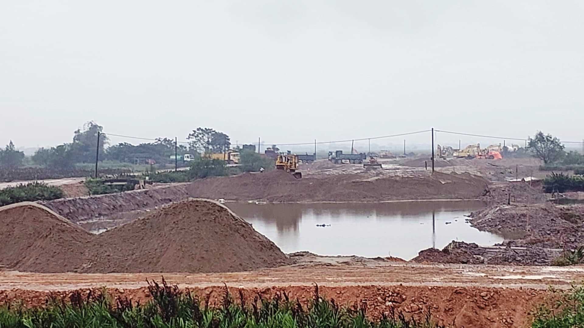 Bảng thông tin về dự án hiện nay đã bị xé bỏ khiến quang cảnh nhếch nhác