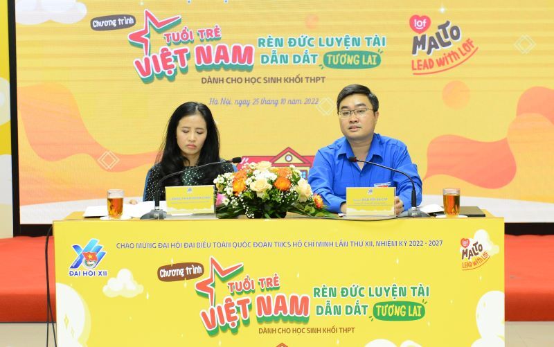 Ông Nguyễn Minh Triết - Bí thư Trung ương Đoàn, Chủ tịch Trung ương Hội Sinh viên Việt Nam và bà Đặng Phạm Minh Loan, Tổng Giám đốc Công ty CP Sữa