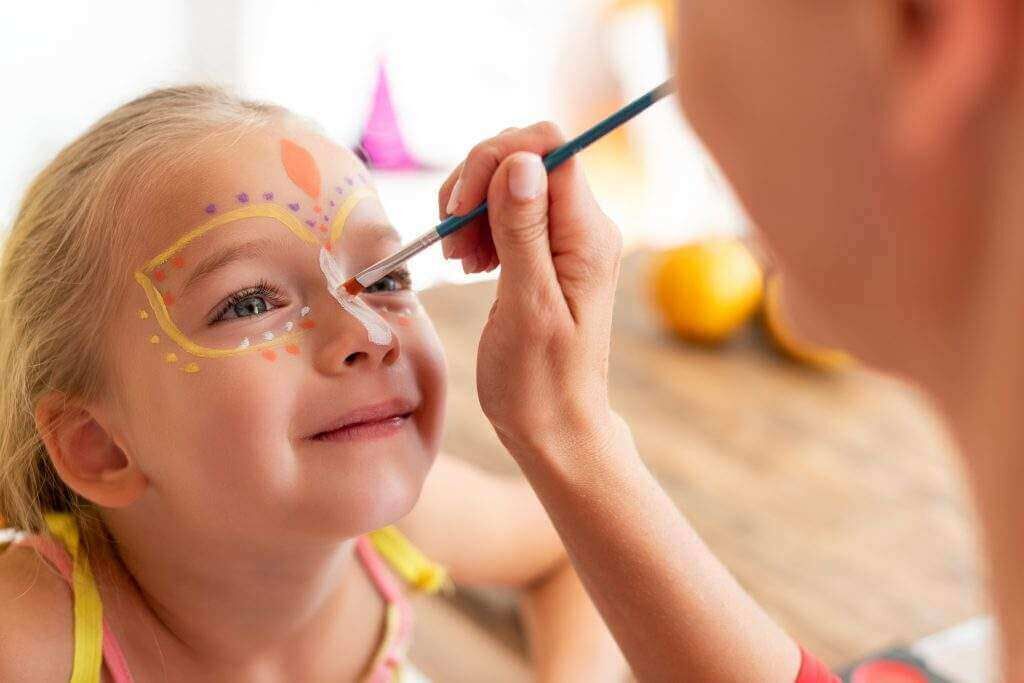 Cảnh báo đồ chơi hóa trang halloween có thể gây hại đến sức khỏe trẻ nhỏ