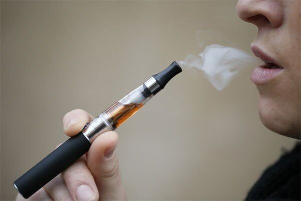 Cảnh báo ngộ độc và nhiễm hóa chất do hút thuốc lá điện tử