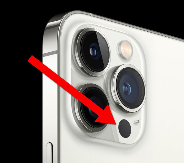 Chấm đen trên mặt sau iPhone dùng để làm gì? - Ảnh 1. Chấm đen trên mặt sau iPhone dùng để làm gì? - Ảnh 1.