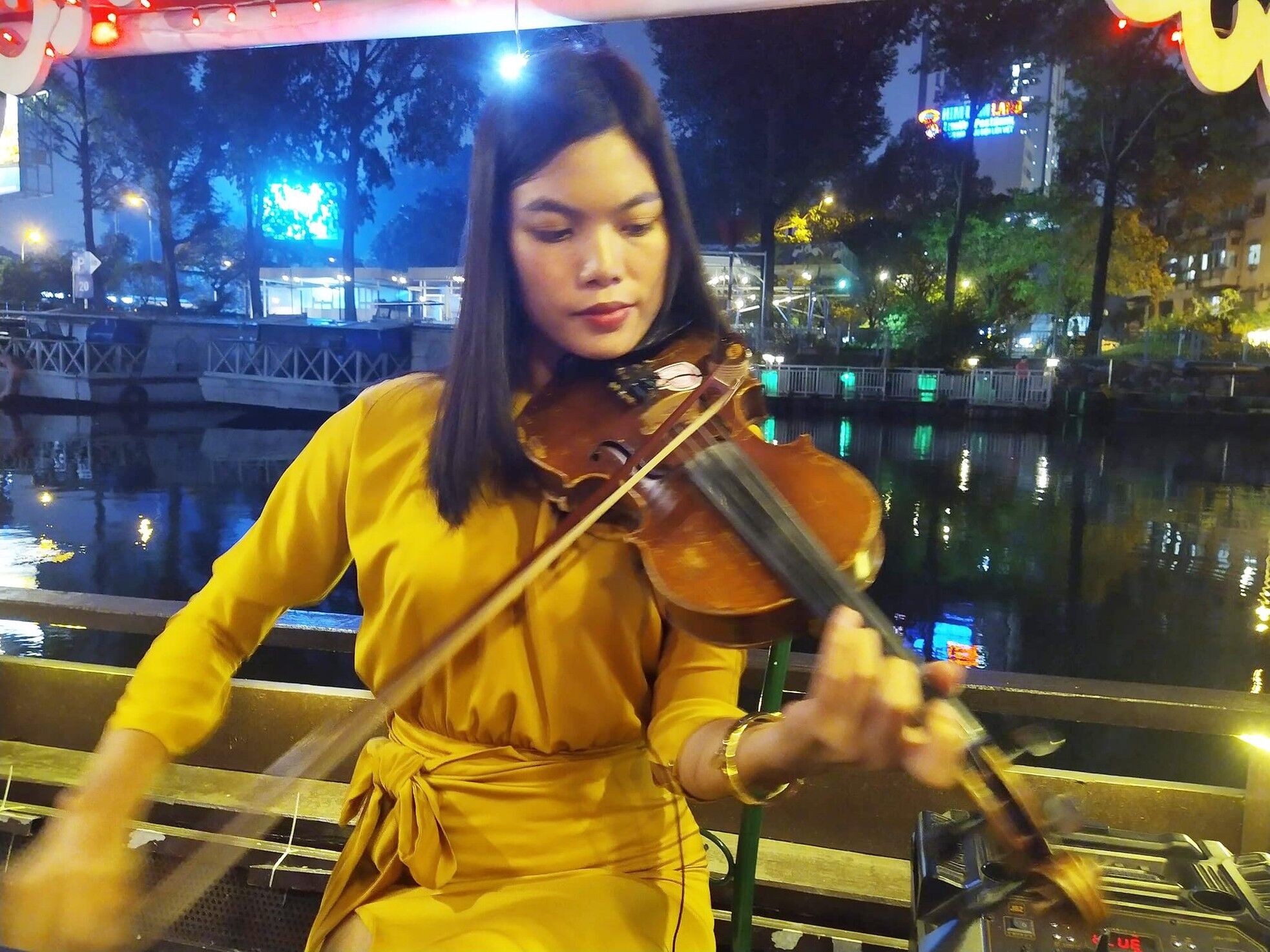 Du khách nước ngoài khám phá Nhiêu Lộc- Thị Nghè về đêm