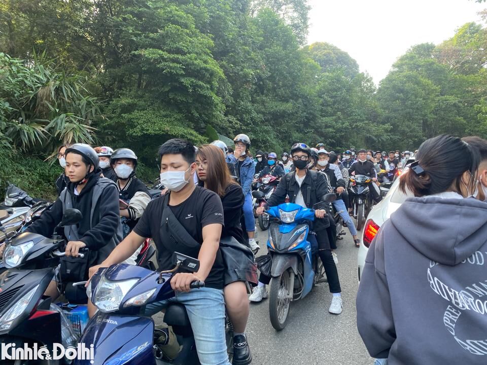 D&ograve;ng phương tiện kh&ocirc;ng thể di chuyển khi lượng người cả 2 chiều đ&ocirc;ng đ&uacute;c.