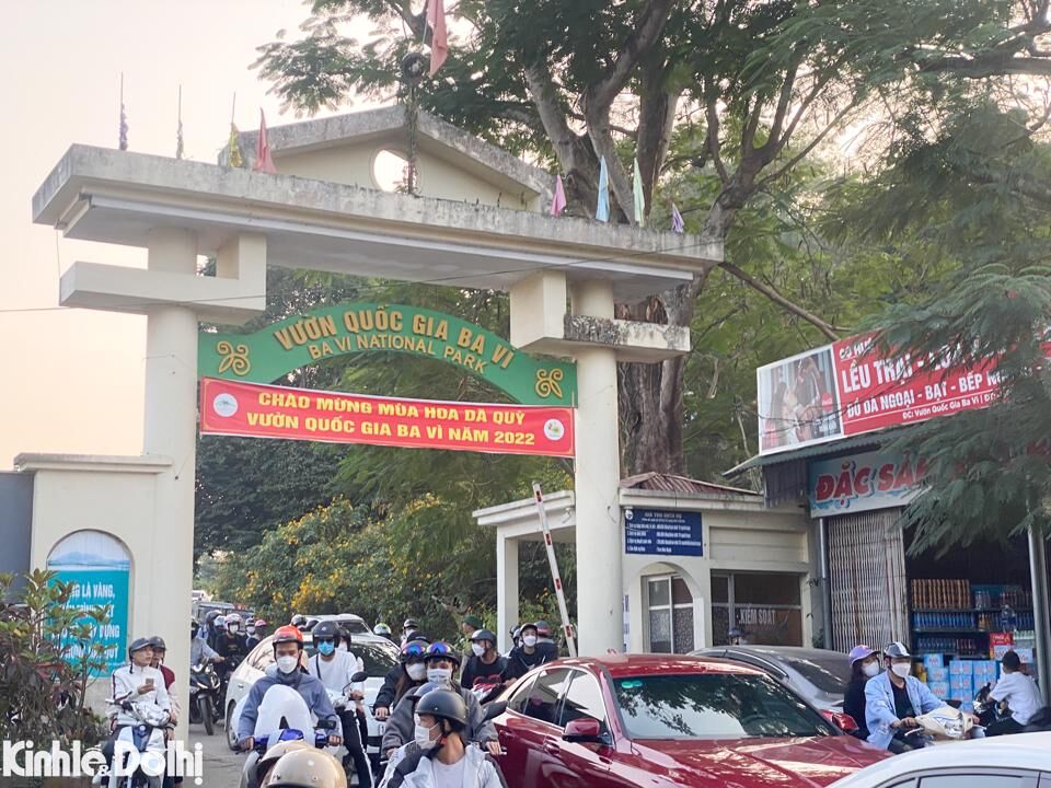 Ghi nhận v&agrave;o thời điểm 17 giờ chiều, lượng người vẫn c&ograve;n kh&aacute; đ&ocirc;ng tại cổng vườn quốc gia Ba V&igrave;.