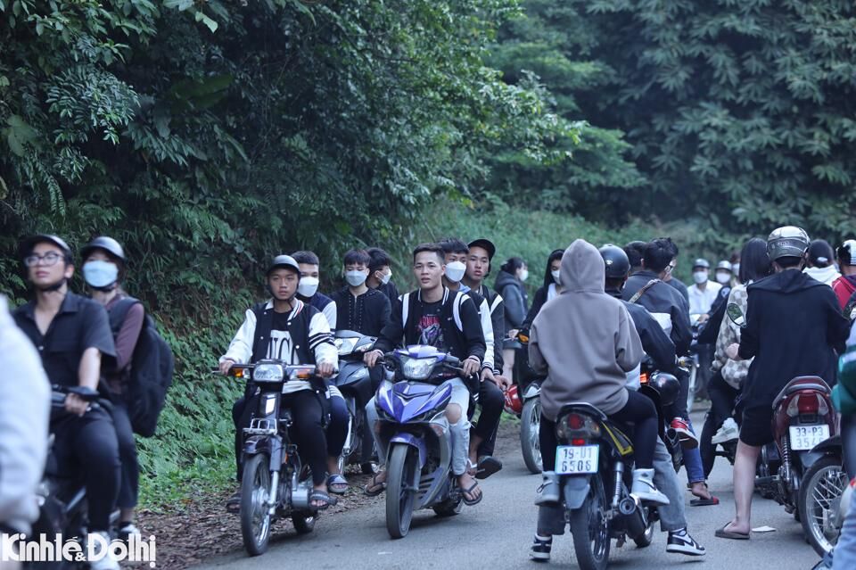 Trong khi đ&oacute;,&nbsp;t&igrave;nh trạng du kh&aacute;ch kh&ocirc;ng đội mũ bảo hiểm khi tham gia giao th&ocirc;ng.