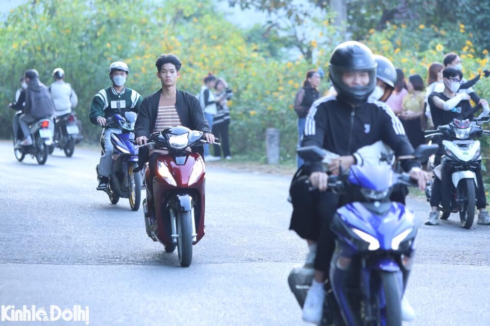 b&ecirc;n cạnh đ&oacute;, &nbsp;t&igrave;nh trạng&nbsp;lạng l&aacute;ch đ&aacute;nh v&otilde;ng v&agrave; nẹp p&ocirc; xe m&aacute;y vẫn kh&aacute; phổ biến tại vườn quốc gia Ba V&igrave;.
