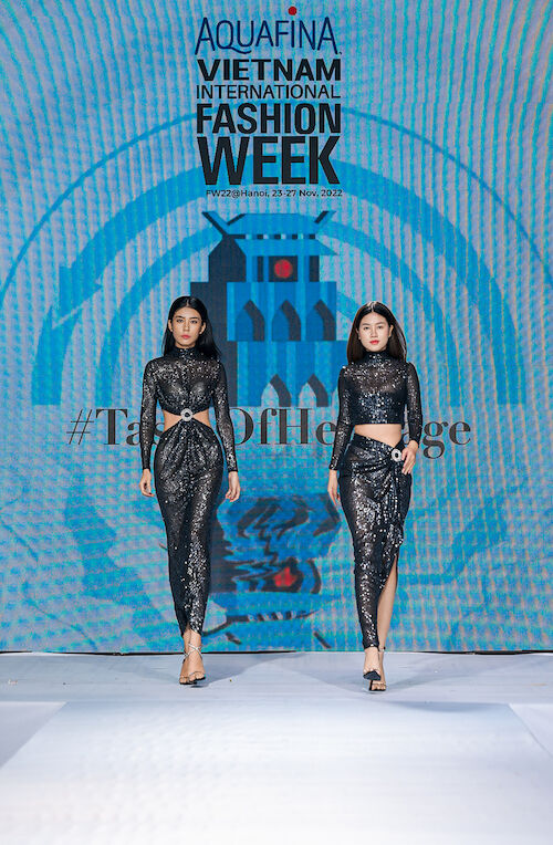 2.-NTK-Adrian-Anh-Tuan-he-lo-2-trang-phuc-tai-buoi-Hop-bao-AVIFW-F_W-2022.jpg