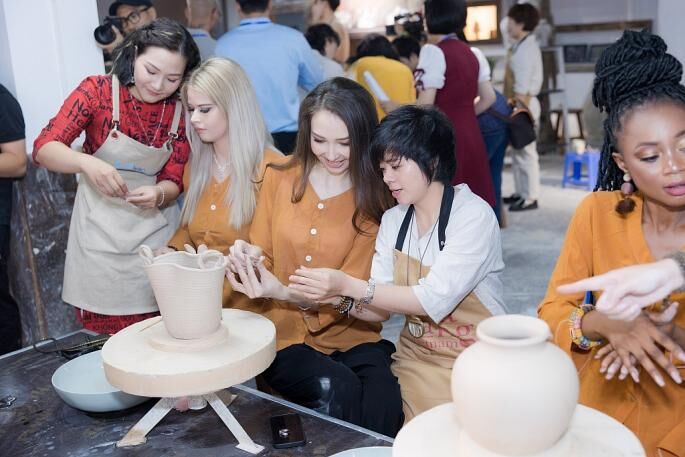 Người đẹp Hoa hậu Du lịch thế giới khám phá làng gốm Bát Tràng - Ảnh 5