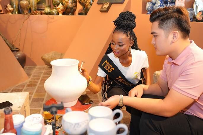 Người đẹp Hoa hậu Du lịch thế giới khám phá làng gốm Bát Tràng - Ảnh 6