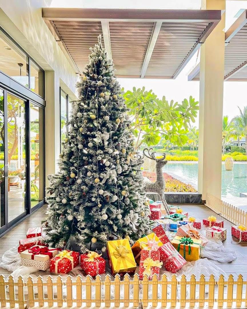 Trong suốt mùa lễ hội, du khách sẽ được thưởng thức tiệc buffet với hải sản tươi sống, đặc sản châu Á, tiệc hôm hùm, tiệc bít tết cùng các món ăn Giáng sinh truyền thống tại các nhà hàng nơi đây.