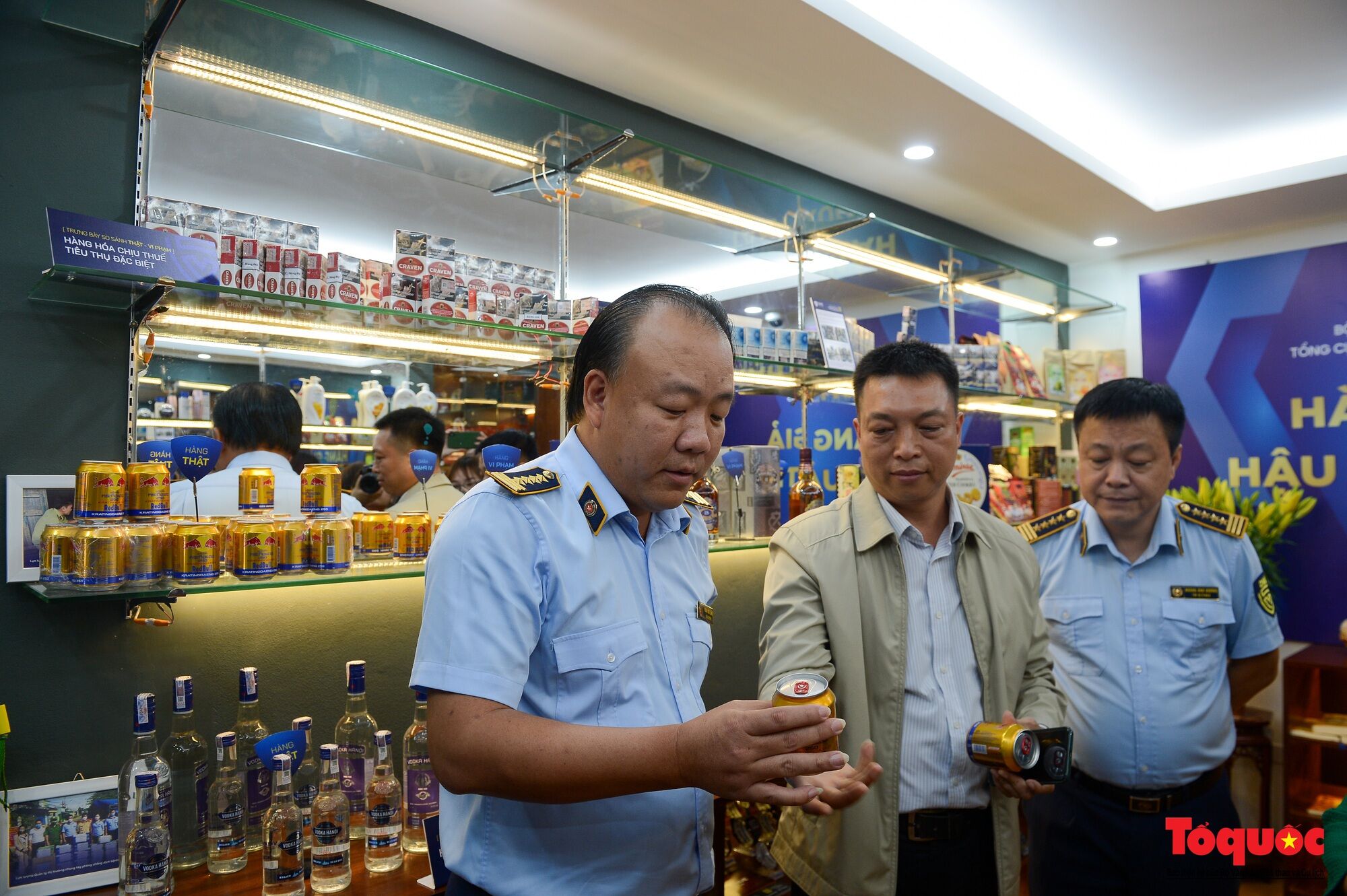 Mở cửa nhà trưng bày hàng thật - hàng giả tại phố đi bộ Hồ Hoàn Kiếm - Ảnh 3.