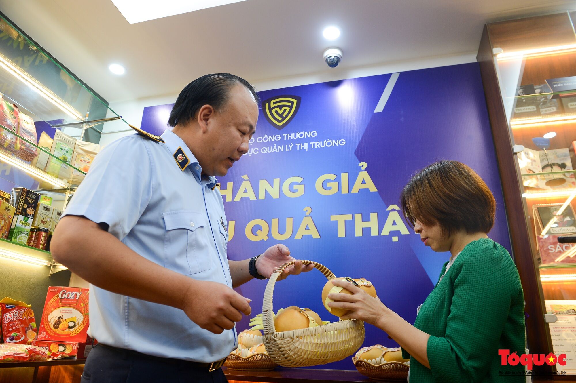 Mở cửa nhà trưng bày hàng thật - hàng giả tại phố đi bộ Hồ Hoàn Kiếm - Ảnh 6.