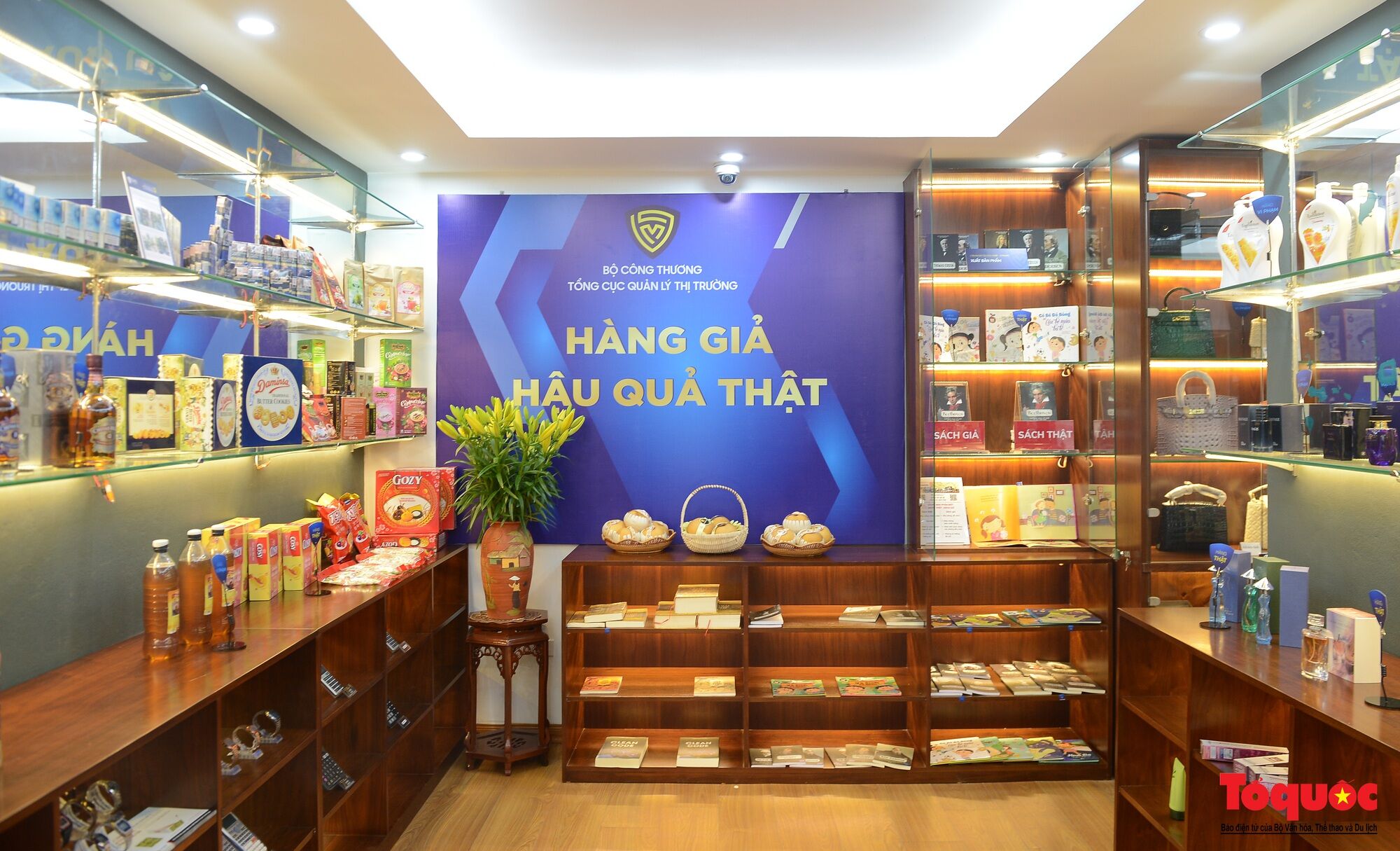 Mở cửa nhà trưng bày hàng thật - hàng giả tại phố đi bộ Hồ Hoàn Kiếm - Ảnh 1.