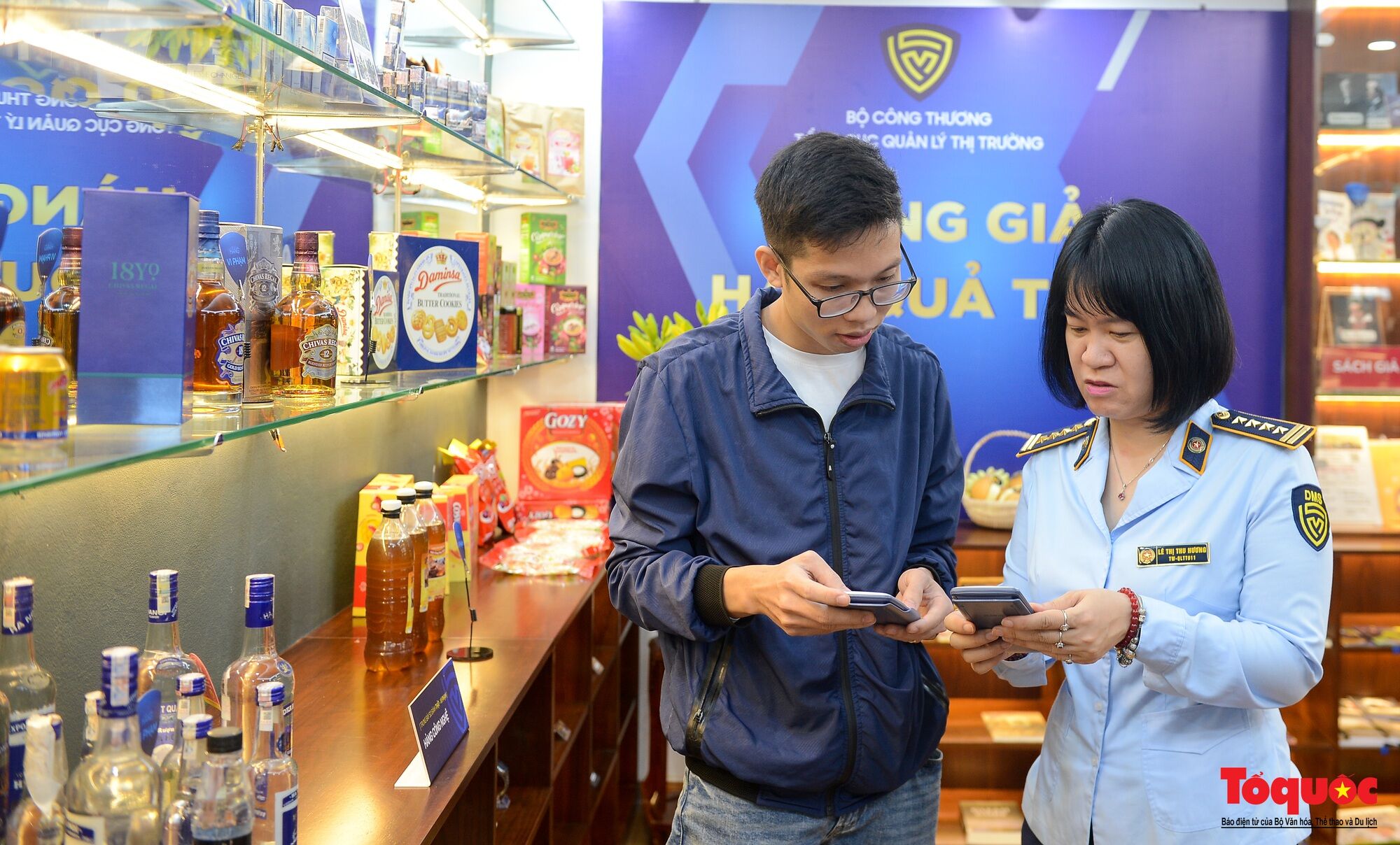 Mở cửa nhà trưng bày hàng thật - hàng giả tại phố đi bộ Hồ Hoàn Kiếm - Ảnh 2.