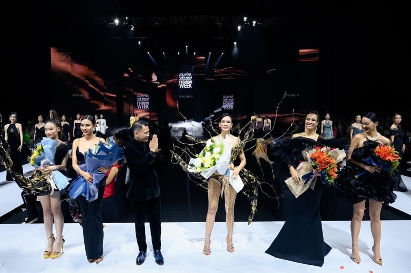 9. NTK Hoàng Minh Hà cùng những trang phục nổi bật trong BST _Infinity - Vô cực_