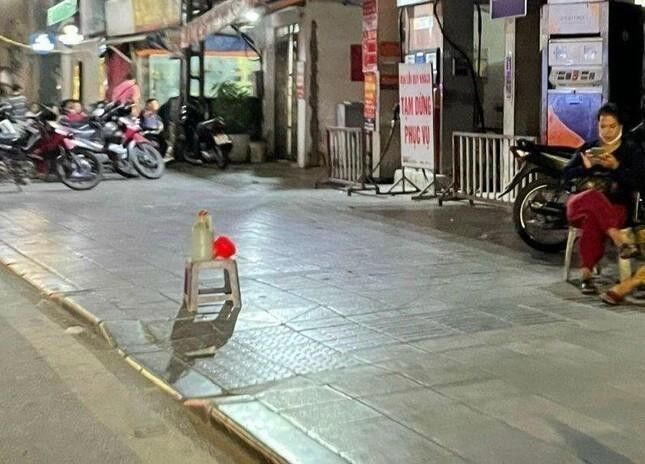 Hà Nội: Giao Công an xử lý bán xăng dầu bằng chai, lọ trên vỉa hè