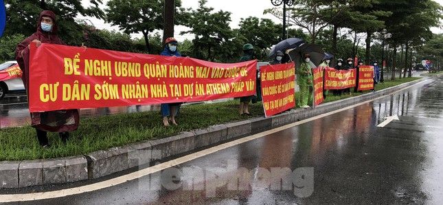 Người dân "đội mưa" đòi nhà tại dự án Athena Pháp Vân