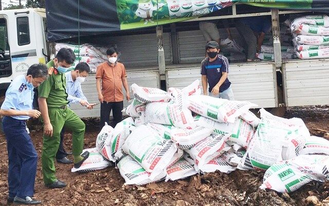 Lực lượng chức năng ti&ecirc;u hủy số ph&acirc;n b&oacute;n giả, k&eacute;m chất lượng bị thu giữ tại L&acirc;m Đồng.&nbsp; Ảnh: Văn Y&ecirc;n