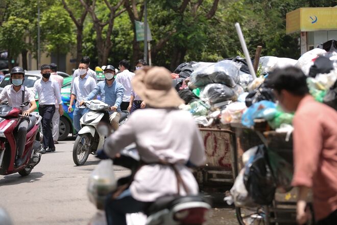 Hà Nội: Rác thải bất ngờ ùn ứ ở nội đô, người dân đi qua phải bịt mũi vì khó thở - Ảnh 7. Hà Nội: Rác thải bất ngờ ùn ứ ở nội đô, người dân đi qua phải bịt mũi vì khó thở - Ảnh 7.