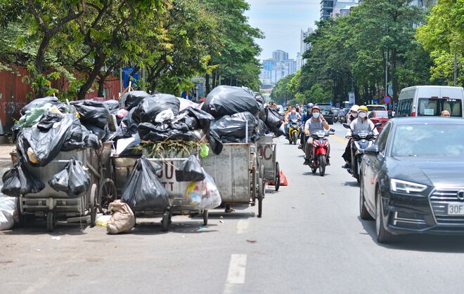 Hà Nội: Rác thải bất ngờ ùn ứ ở nội đô, người dân đi qua phải bịt mũi vì khó thở - Ảnh 3. Hà Nội: Rác thải bất ngờ ùn ứ ở nội đô, người dân đi qua phải bịt mũi vì khó thở - Ảnh 3.