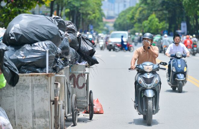 Hà Nội: Rác thải bất ngờ ùn ứ ở nội đô, người dân đi qua phải bịt mũi vì khó thở - Ảnh 5. Hà Nội: Rác thải bất ngờ ùn ứ ở nội đô, người dân đi qua phải bịt mũi vì khó thở - Ảnh 5.