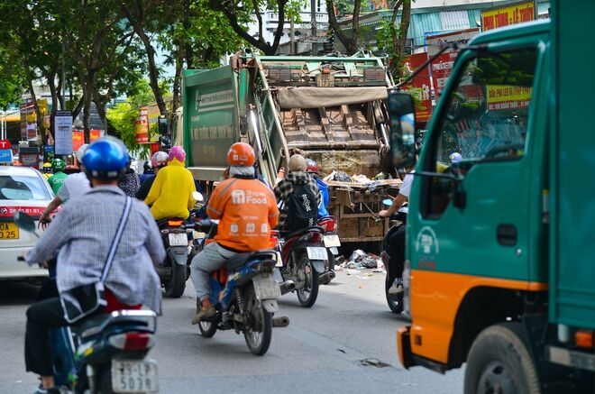 Hà Nội: Rác thải bất ngờ ùn ứ ở nội đô, người dân đi qua phải bịt mũi vì khó thở - Ảnh 10. Hà Nội: Rác thải bất ngờ ùn ứ ở nội đô, người dân đi qua phải bịt mũi vì khó thở - Ảnh 10.