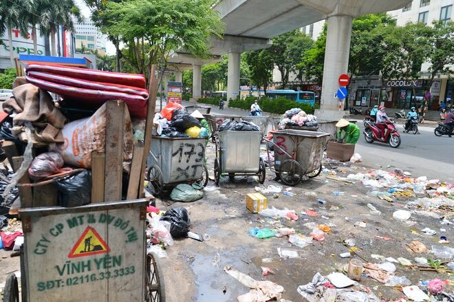 Hà Nội: Rác thải bất ngờ ùn ứ ở nội đô, người dân đi qua phải bịt mũi vì khó thở - Ảnh 9. Hà Nội: Rác thải bất ngờ ùn ứ ở nội đô, người dân đi qua phải bịt mũi vì khó thở - Ảnh 9.