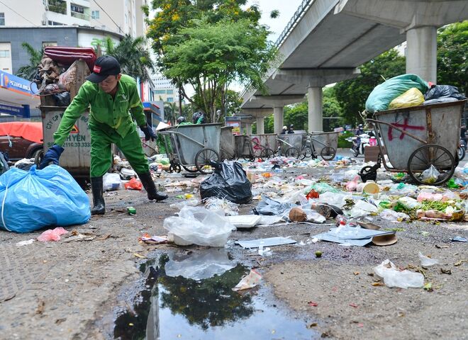 Hà Nội: Rác thải bất ngờ ùn ứ ở nội đô, người dân đi qua phải bịt mũi vì khó thở - Ảnh 11. Hà Nội: Rác thải bất ngờ ùn ứ ở nội đô, người dân đi qua phải bịt mũi vì khó thở - Ảnh 11.