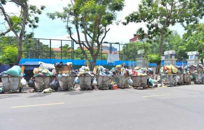 Hà Nội: Rác thải bất ngờ ùn ứ ở nội đô, người dân đi qua phải bịt mũi vì khó thở - Ảnh 1. Hà Nội: Rác thải bất ngờ ùn ứ ở nội đô, người dân đi qua phải bịt mũi vì khó thở - Ảnh 1.