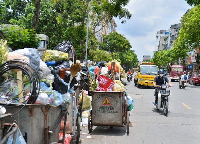 Hà Nội: Rác thải bất ngờ ùn ứ ở nội đô, người dân đi qua phải bịt mũi vì khó thở - Ảnh 2. Hà Nội: Rác thải bất ngờ ùn ứ ở nội đô, người dân đi qua phải bịt mũi vì khó thở - Ảnh 2.