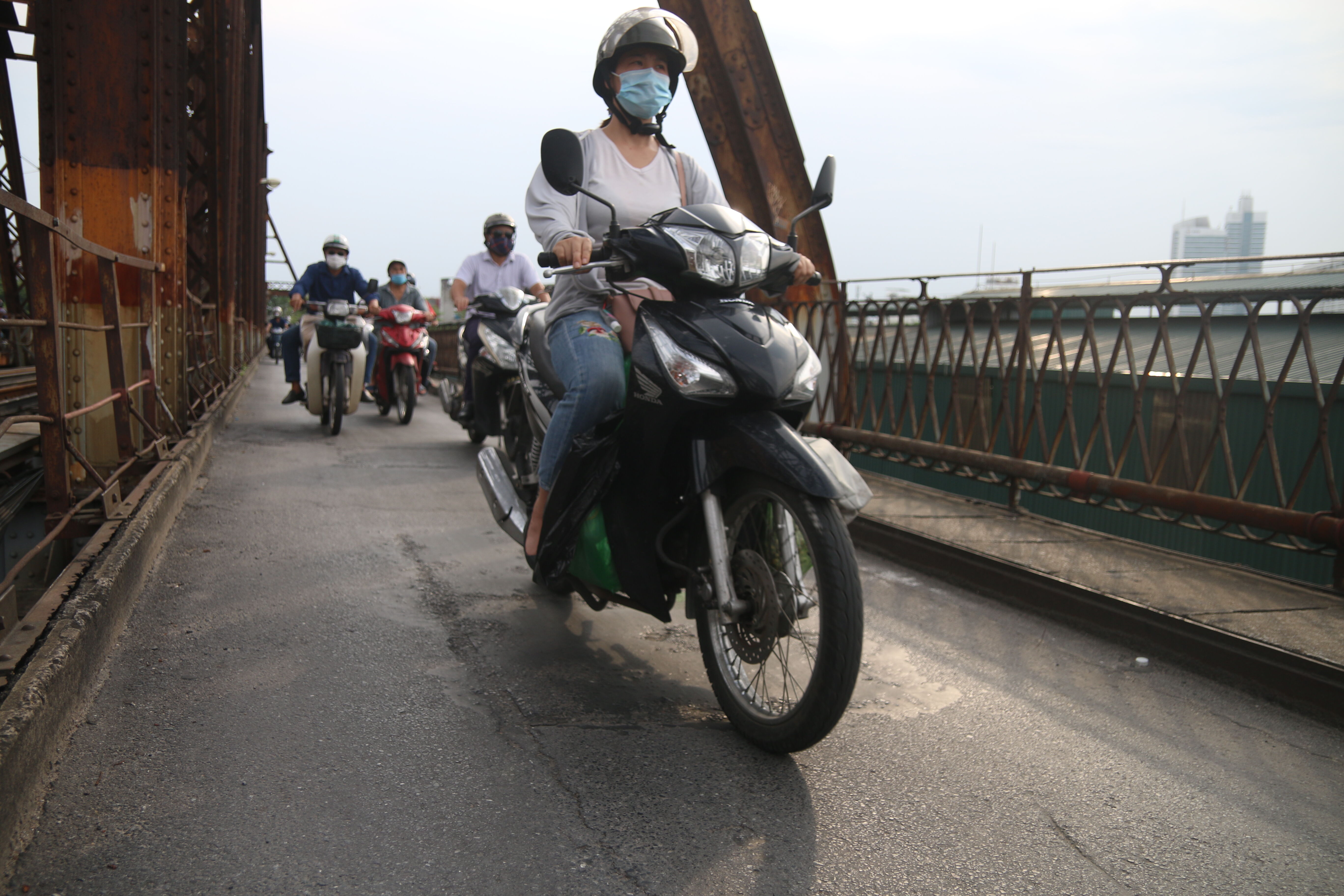 Theo quan sát của phóng viên trong những ngày đầu lắp biển và rào chắn, lượng phương tiện xe thồ, xe ba gác, xe máy chở nặng đã lập tức phải quay đầu và đi lối khác. 