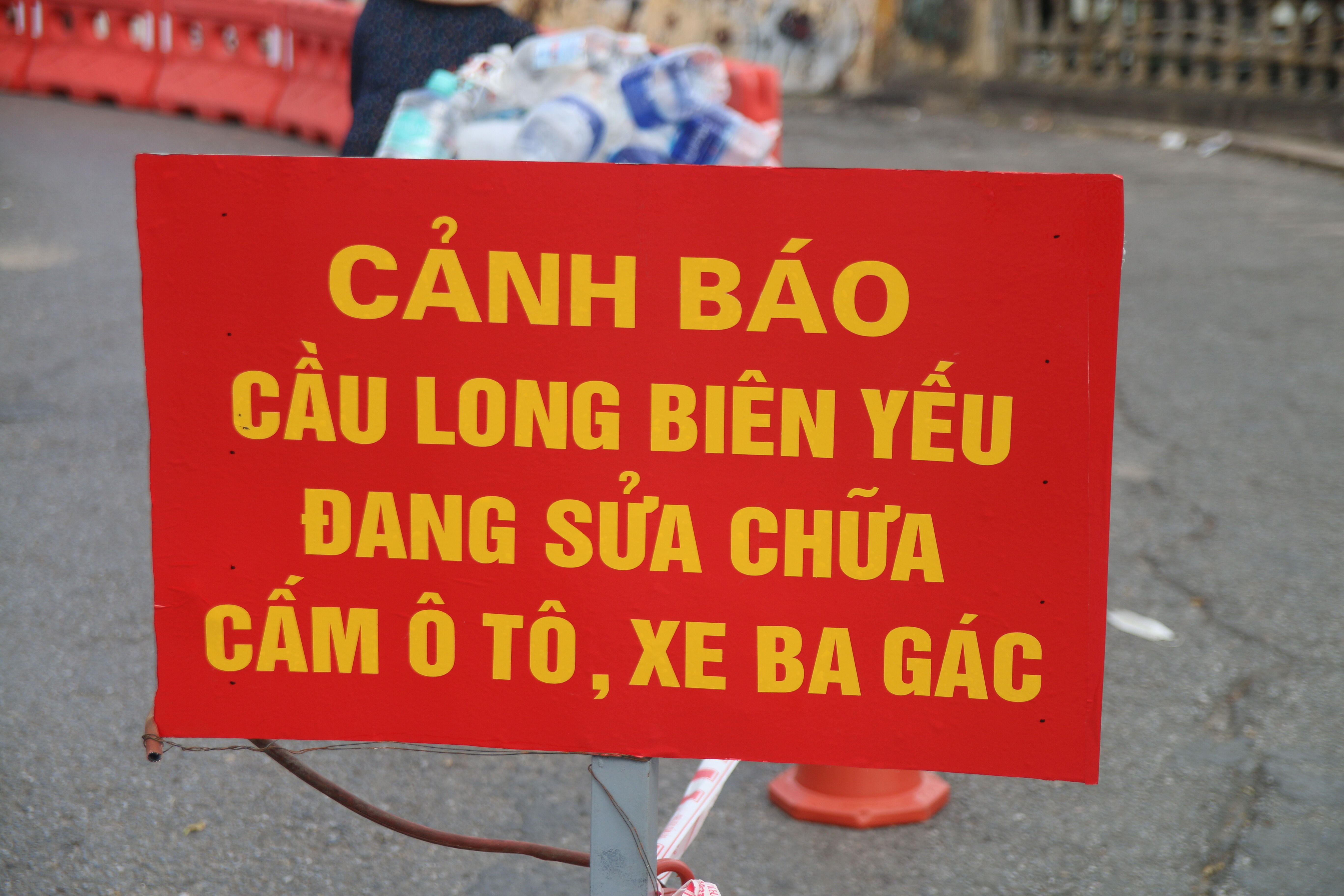 Biển cảnh báo cùng các rào chắn đang trở thành một biện pháp tình thế trong quá trình kiểm tra sơ bộ, đánh dấu những vị trí có nguy cơ xung yếu. Đồng thời, các tấm thép cũng được chuẩn bị để kê tạm thời lên những đoạn hở, cập kênh giữa tấm đan trên lối đi bộ nhằm đảm bảo an toàn cho người dân lưu thông.
