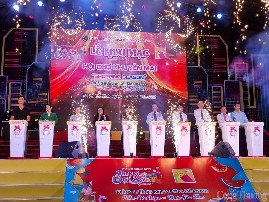 Hội chợ khuyến mại “Shopping Season” 2022 thu hút khách mua sắm