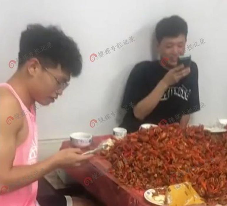 Đi ăn Buffet, 4 thanh niên ăn hết 40kg tôm hùm đất, chủ nhà hàng "sốc" vì lỗ nặng