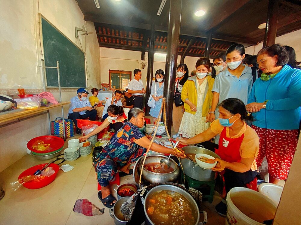 Quán bún bò lạ nhất xứ Huế: Bán hàng thần tốc, khách tự phục vụ, không đến nhanh là hết - Ảnh 1. Quán bún bò lạ nhất xứ Huế: Bán hàng thần tốc, khách tự phục vụ, không đến nhanh là hết - Ảnh 1.