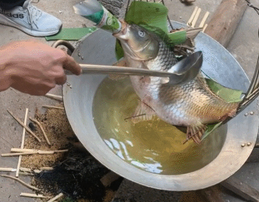 Món cá nằm võng tốn 5 lít dầu, chế biến 10 tiếng đồng hồ ở Thái Bình - 1