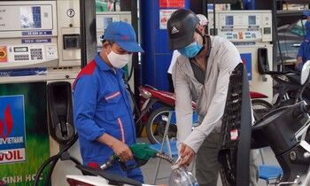 Sau 7 lần tăng liên tiếp, giá xăng giảm nhẹ từ chiều nay