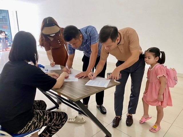 Cư d&acirc;n k&yacute; t&ecirc;n v&agrave;o đơn k&ecirc;u cứu.