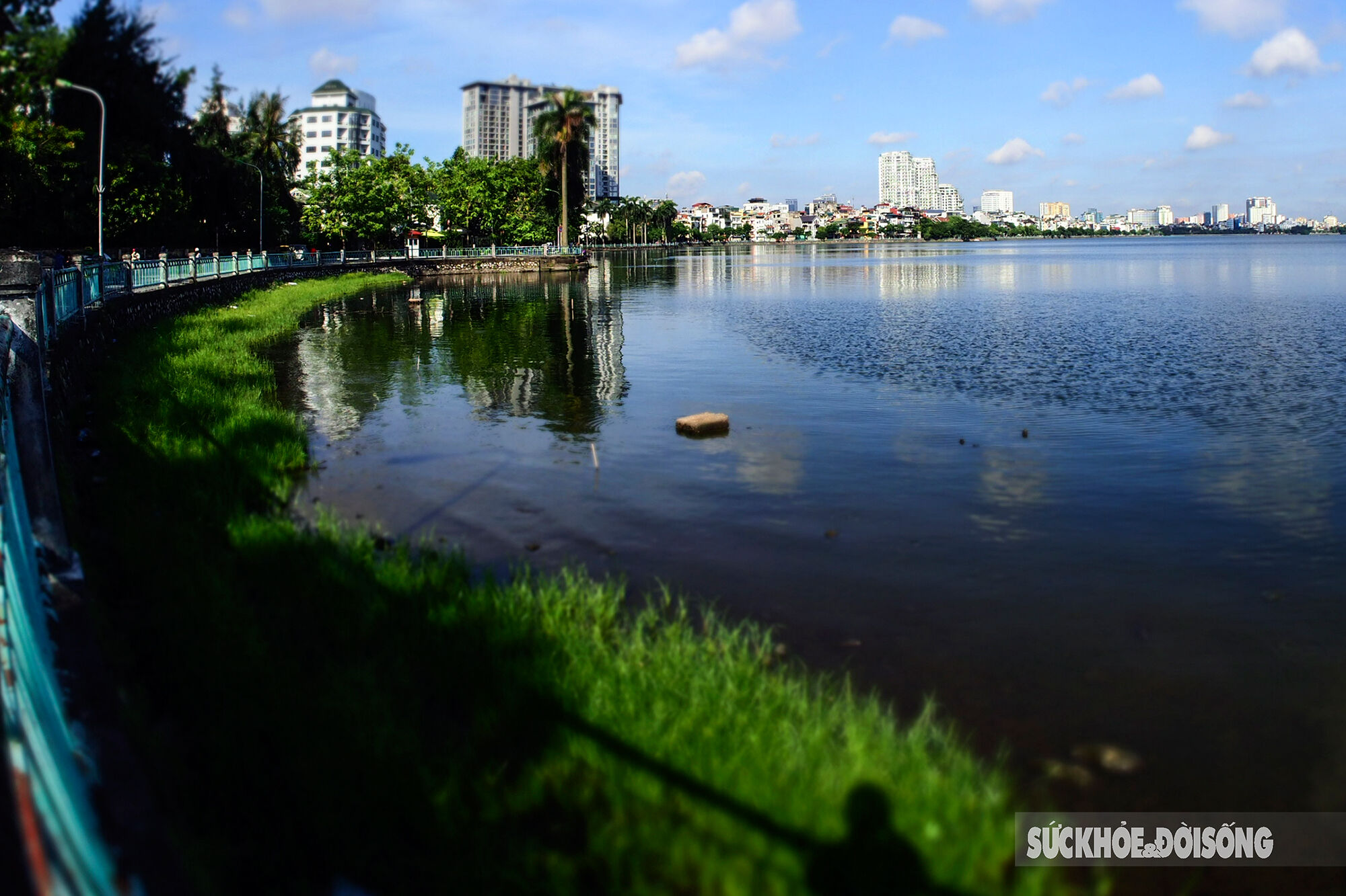 Giới trẻ nô nức ngắm hoàng hôn cực “chill” giữa lòng Hồ Tây - Ảnh 16.