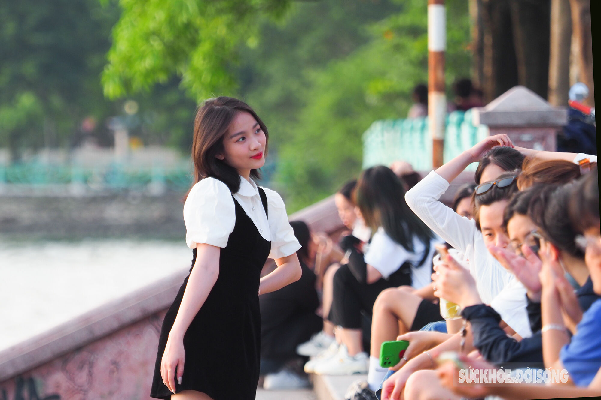 Giới trẻ nô nức ngắm hoàng hôn cực “chill” giữa lòng Hồ Tây - Ảnh 4.