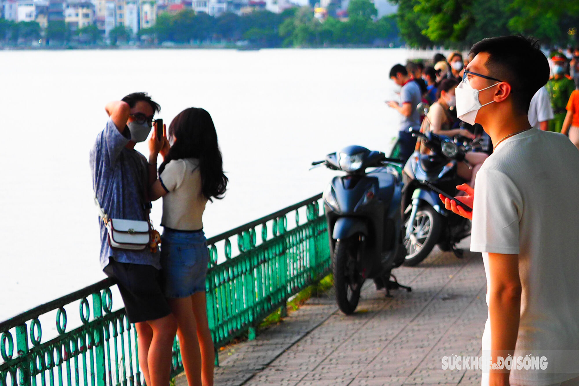 Giới trẻ nô nức ngắm hoàng hôn cực “chill” giữa lòng Hồ Tây - Ảnh 5.