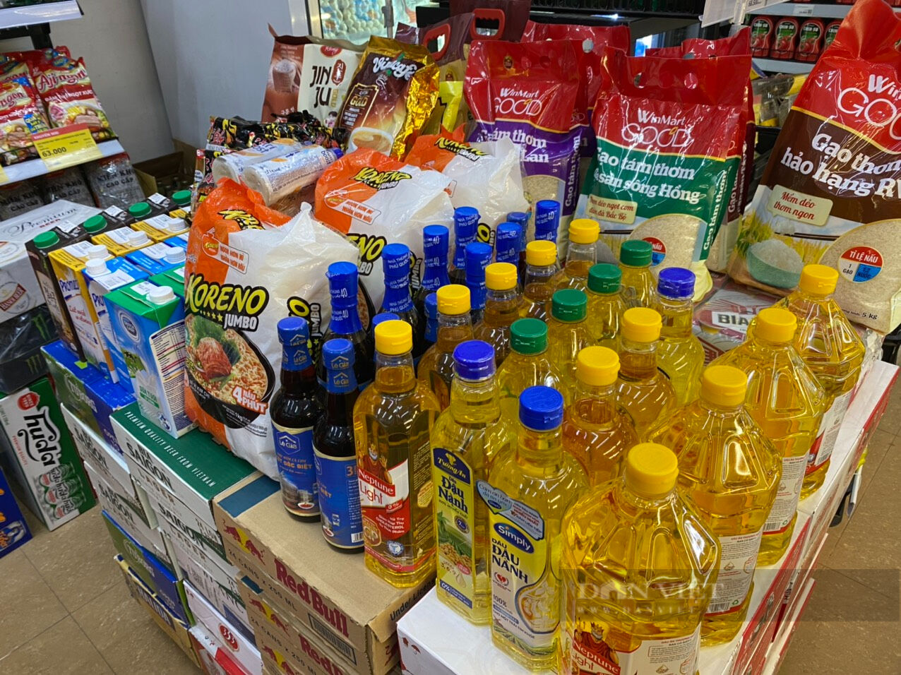 Xăng giảm kỷ lục gần 7.000 đồng trong một tháng: Mới bớt lo, nhưng chớ vội mừng - Ảnh 2.