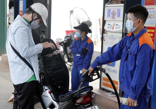 Xăng giảm kỷ lục gần 7.000 đồng trong một tháng: Mới bớt lo, nhưng chớ vội mừng - Ảnh 1.