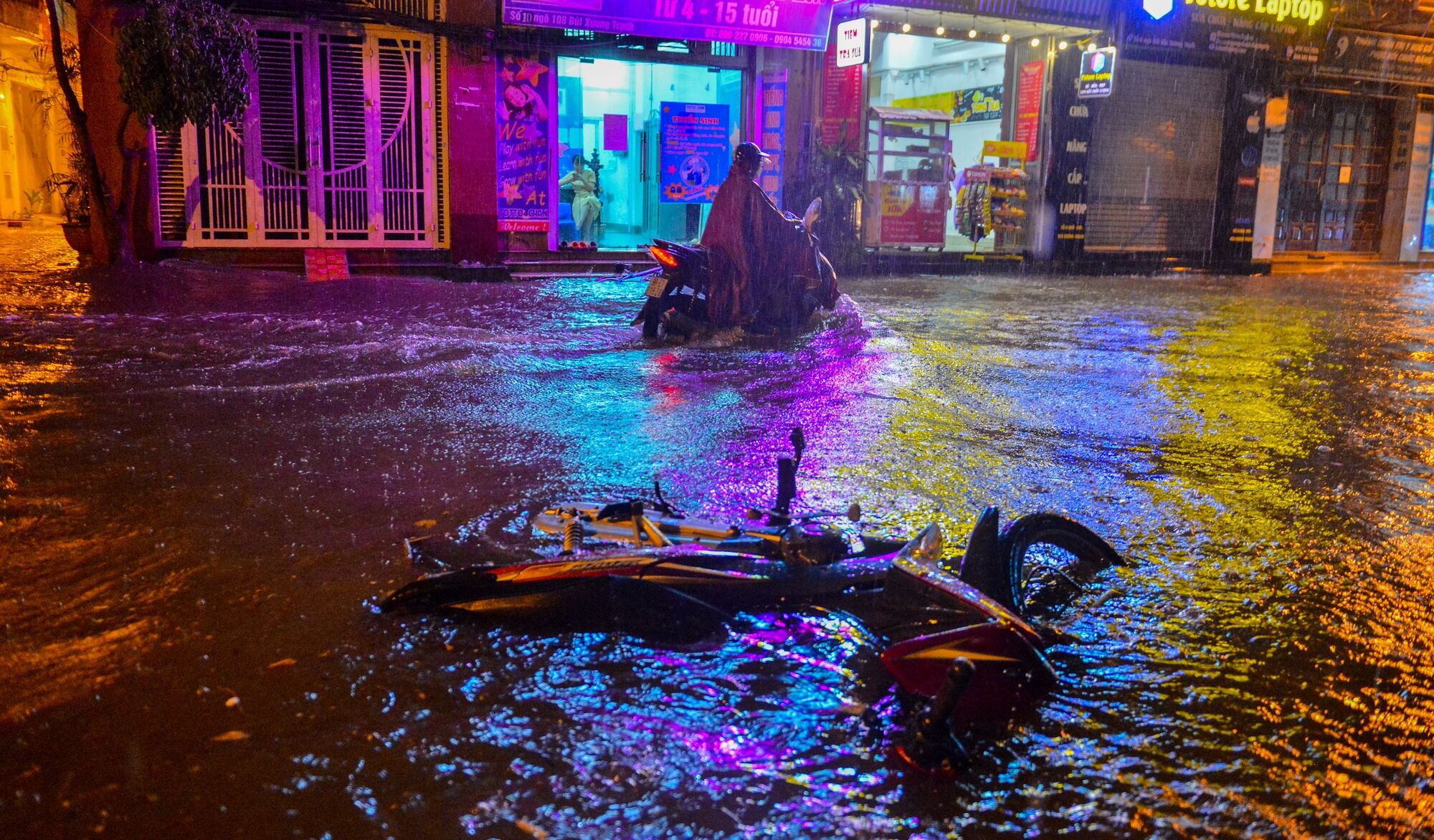 Mưa xối xả khiến đường Hà Nội chìm trong biển nước, sóng đánh đổ xe máy - Ảnh 10. Mưa xối xả khiến đường Hà Nội chìm trong biển nước, sóng đánh đổ xe máy - Ảnh 10.