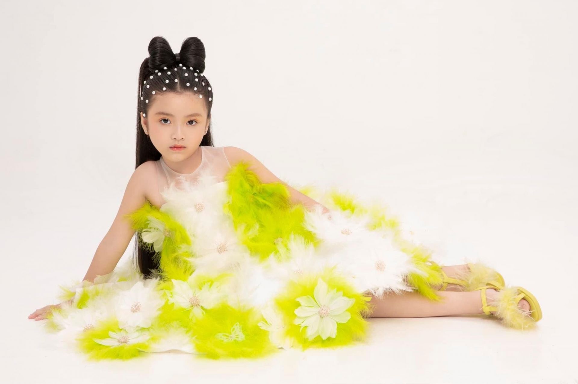 Mẫu nhí Annie Phương Anh hội ngộ Hoa hậu Hoàn Vũ Ngọc Châu tại Wedding Expo Vietnam 2022